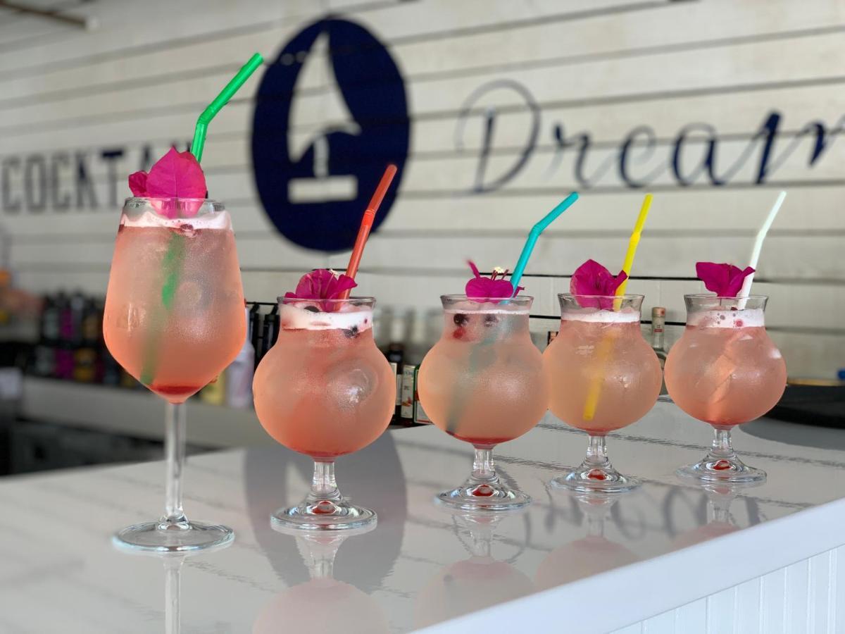 Cocktail & Dreams - Beach Hotel Sarande Bagian luar foto
